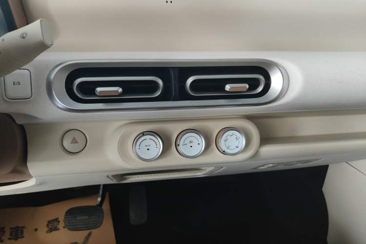 Used Wuling Hongguang MINIEV 2024 3rd Generation 215km Youth Edition Audio And AC Panel
