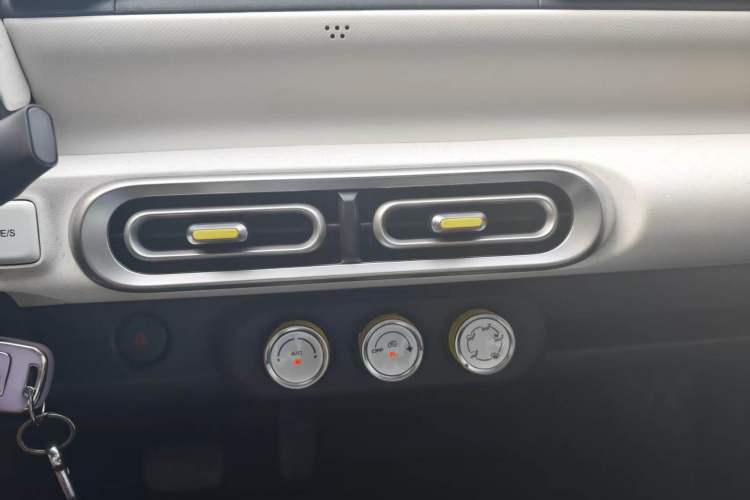 Used Wuling Hongguang MINIEV 2024 3rd Generation 215km Youth Edition Audio And AC Panel