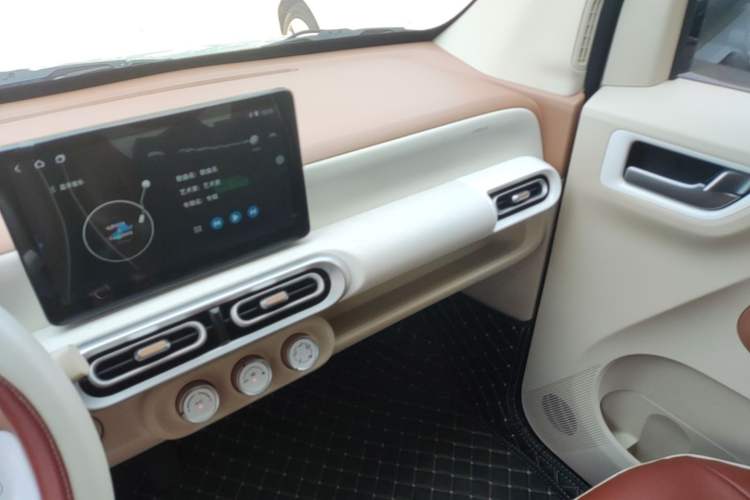 Used Wuling Hongguang MINIEV 2024 3rd Generation 215km Youth Edition Audio And AC Panel