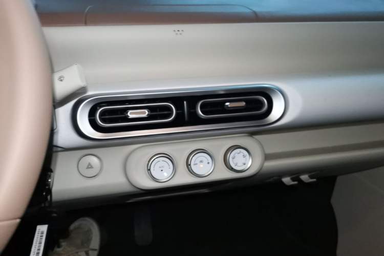 Used Wuling Hongguang MINIEV 2024 3rd Generation 215km Youth Edition Audio And AC Panel