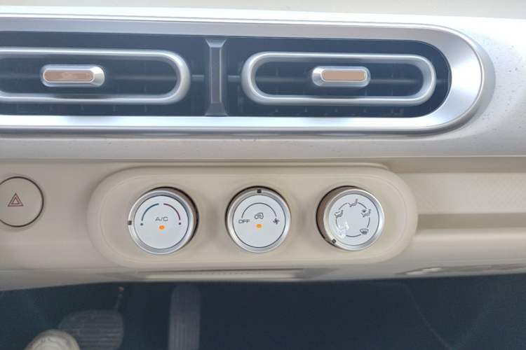 Used Wuling Hongguang MINIEV 2024 3rd Generation 215km Youth Edition Audio And AC Panel