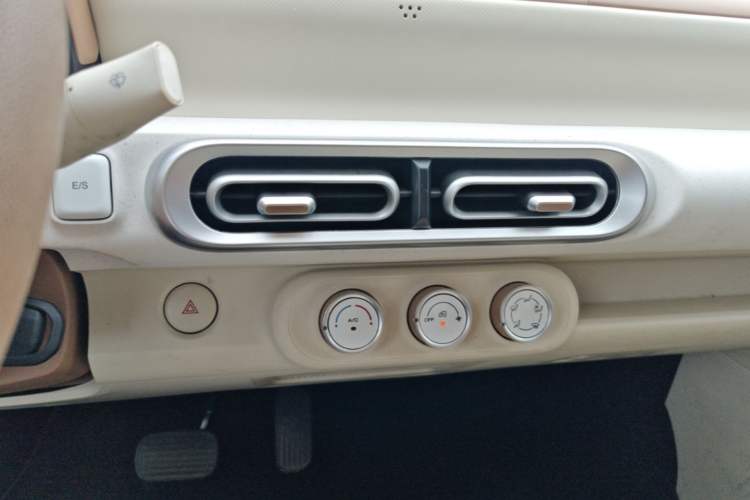 Used Wuling Hongguang MINIEV 2024 3rd Generation 215km Youth Edition Audio And AC Panel