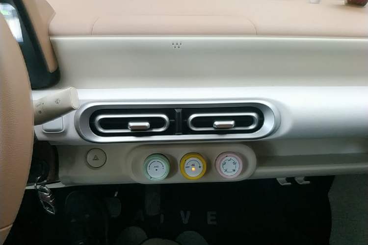 Used Wuling Hongguang MINIEV 2024 3rd Generation 215km Youth Edition Audio And AC Panel