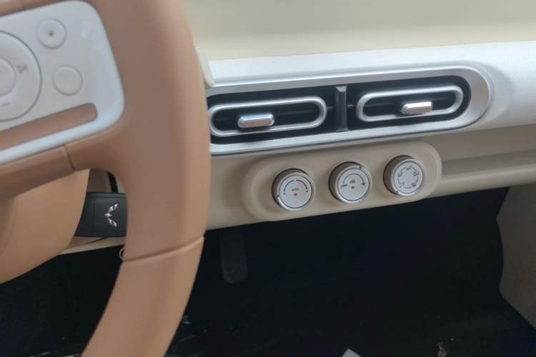 Used Wuling Hongguang MINIEV 2024 3rd Generation 215km Youth Edition Audio And AC Panel