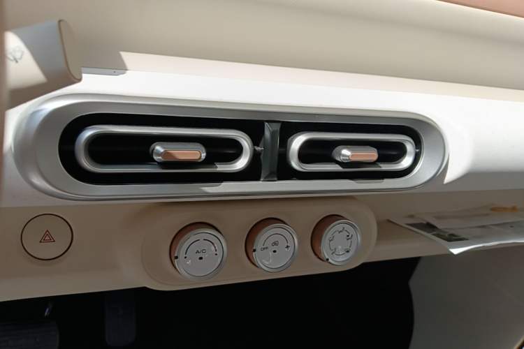 Used Wuling Hongguang MINIEV 2024 3rd Generation 215km Youth Edition Audio And AC Panel