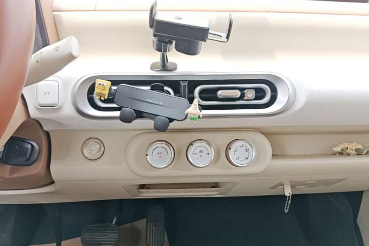 Used Wuling Hongguang MINIEV 2024 3rd Generation 215km Youth Edition Audio And AC Panel