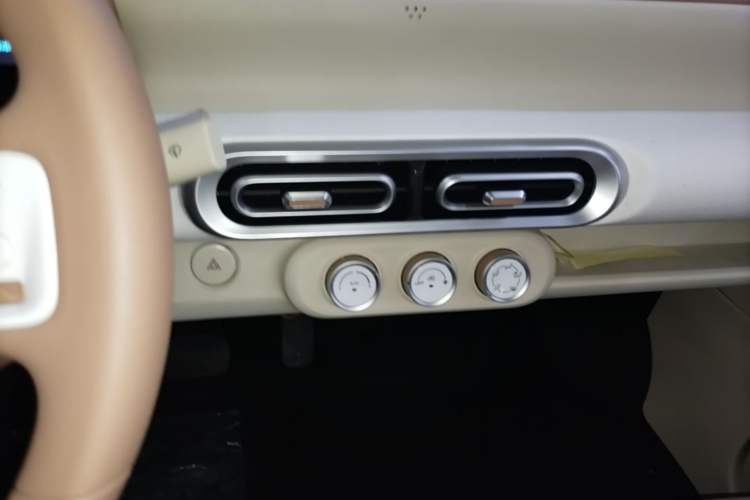 Used Wuling Hongguang MINIEV 2024 3rd Generation 215km Youth Edition Audio And AC Panel