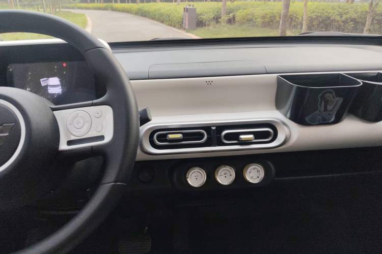 Used Wuling Hongguang MINIEV 2024 3rd Generation 215km Youth Edition Audio And AC Panel