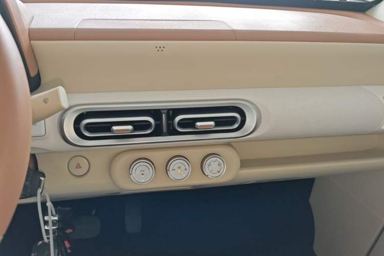 Used Wuling Hongguang MINIEV 2024 3rd Generation 215km Youth Edition Audio And AC Panel