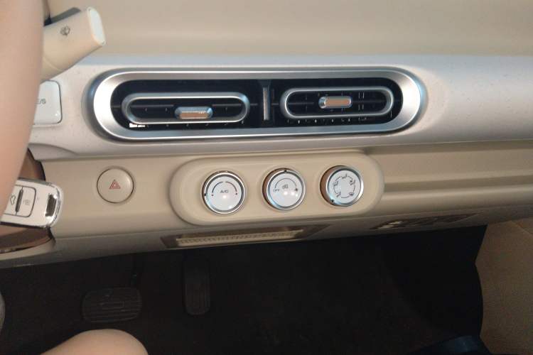 Used Wuling Hongguang MINIEV 2024 3rd Generation 215km Youth Edition Audio And AC Panel