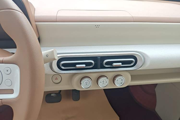 Used Wuling Hongguang MINIEV 2024 3rd Generation 215km Youth Edition Audio And AC Panel