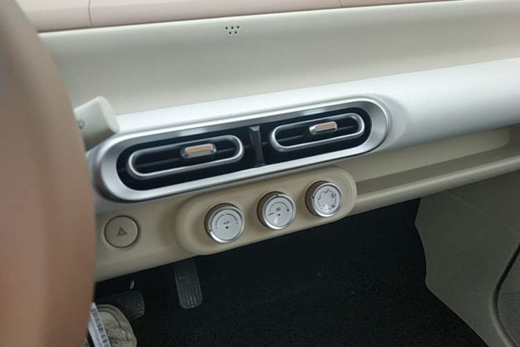 Used Wuling Hongguang MINIEV 2024 3rd Generation 215km Youth Edition Audio And AC Panel
