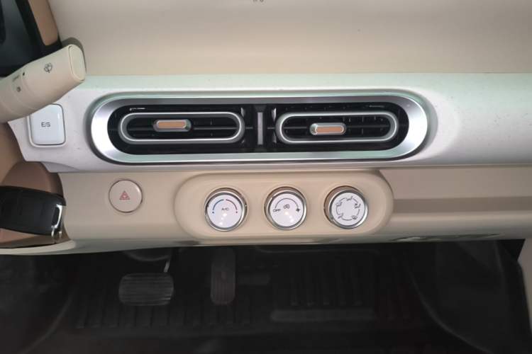 Used Wuling Hongguang MINIEV 2024 3rd Generation 215km Youth Edition Audio And AC Panel
