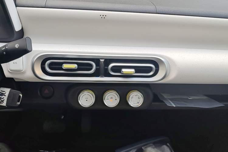 Used Wuling Hongguang MINIEV 2024 3rd Generation 215km Youth Edition Audio And AC Panel
