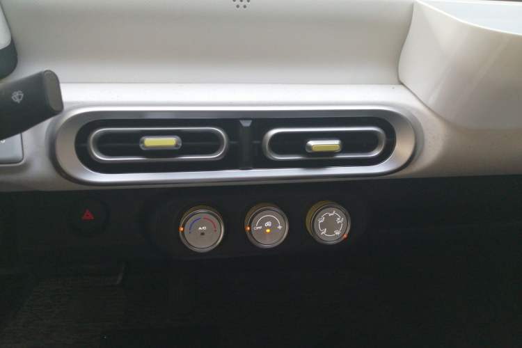 Used Wuling Hongguang MINIEV 2024 3rd Generation 215km Youth Edition Audio And AC Panel