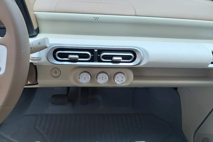 Used Wuling Hongguang MINIEV 2024 3rd Generation 215km Youth Edition Audio And AC Panel