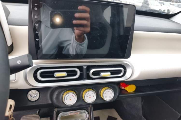 Used Wuling Hongguang MINIEV 2024 3rd Generation 215km Youth Edition Audio And AC Panel