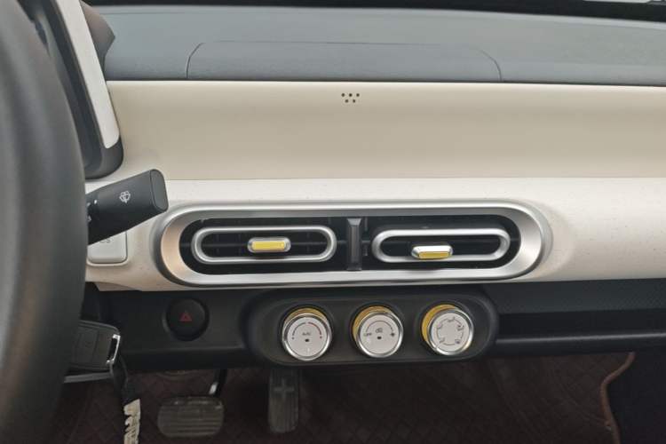 Used Wuling Hongguang MINIEV 2024 3rd Generation 215km Youth Edition Audio And AC Panel