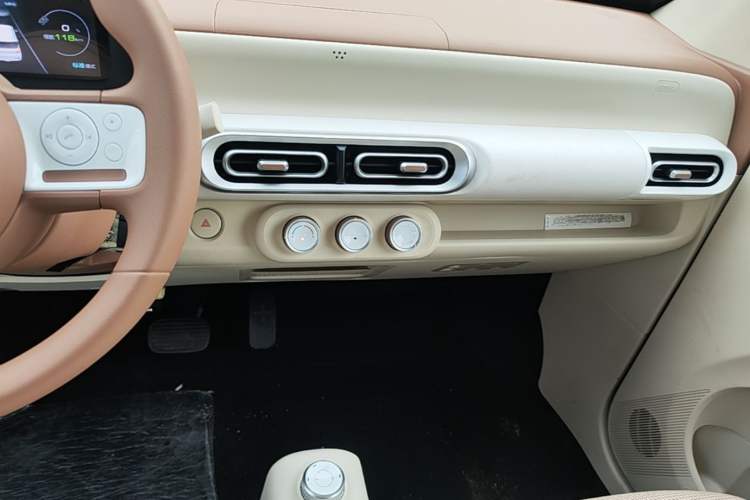 Used Wuling Hongguang MINIEV 2024 3rd Generation 215km Youth Edition Audio And AC Panel