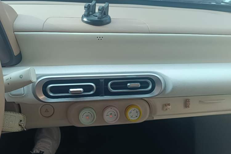 Used Wuling Hongguang MINIEV 2024 3rd Generation 215km Youth Edition Audio And AC Panel