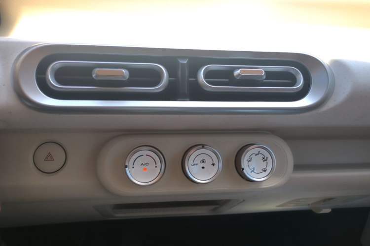 Used Wuling Hongguang MINIEV 2024 3rd Generation 215km Youth Edition Audio And AC Panel