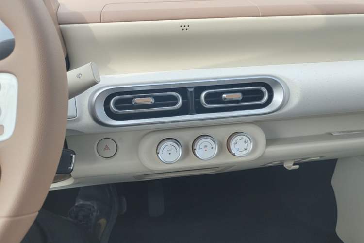 Used Wuling Hongguang MINIEV 2024 3rd Generation 215km Youth Edition Audio And AC Panel