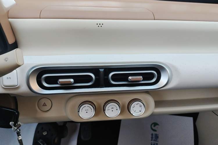 Used Wuling Hongguang MINIEV 2024 3rd Generation 215km Youth Edition Audio And AC Panel