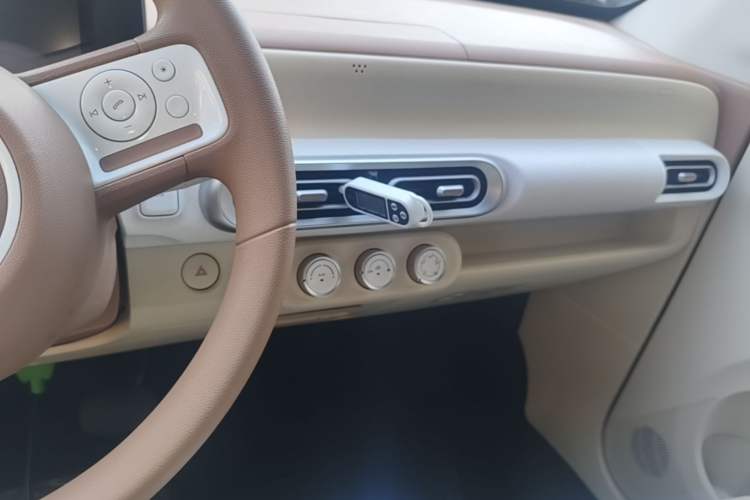 Used Wuling Hongguang MINIEV 2024 3rd Generation 215km Youth Edition Audio And AC Panel