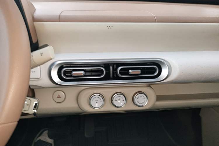 Used Wuling Hongguang MINIEV 2024 3rd Generation 215km Youth Edition Audio And AC Panel