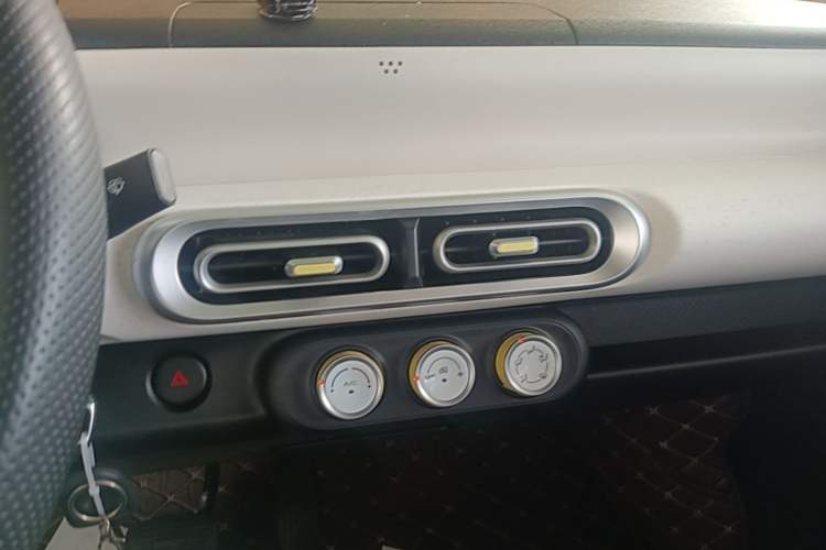 Used Wuling Hongguang MINIEV 2024 3rd Generation 215km Youth Edition Audio And AC Panel