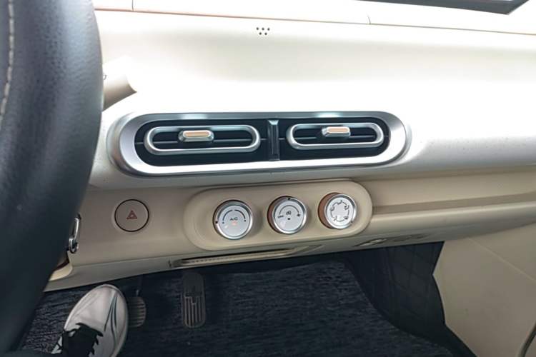 Used Wuling Hongguang MINIEV 2024 3rd Generation 215km Youth Edition Audio And AC Panel