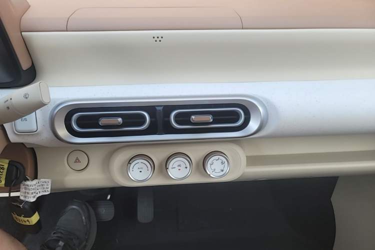 Used Wuling Hongguang MINIEV 2024 3rd Generation 215km Youth Edition Audio And AC Panel