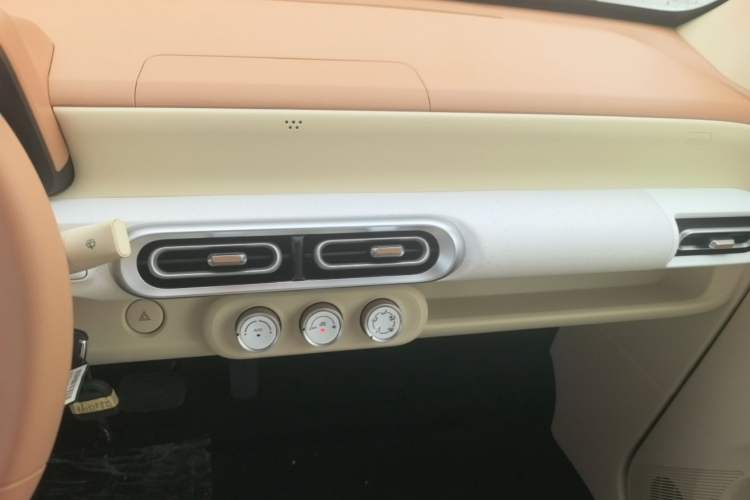 Used Wuling Hongguang MINIEV 2024 3rd Generation 215km Youth Edition Audio And AC Panel