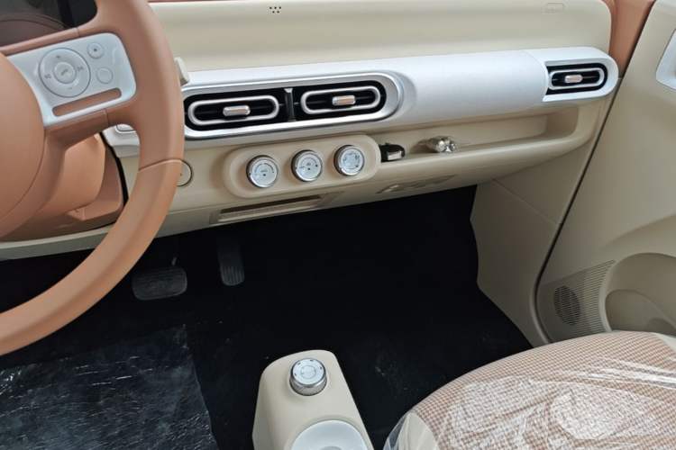 Used Wuling Hongguang MINIEV 2024 3rd Generation 215km Youth Edition Audio And AC Panel