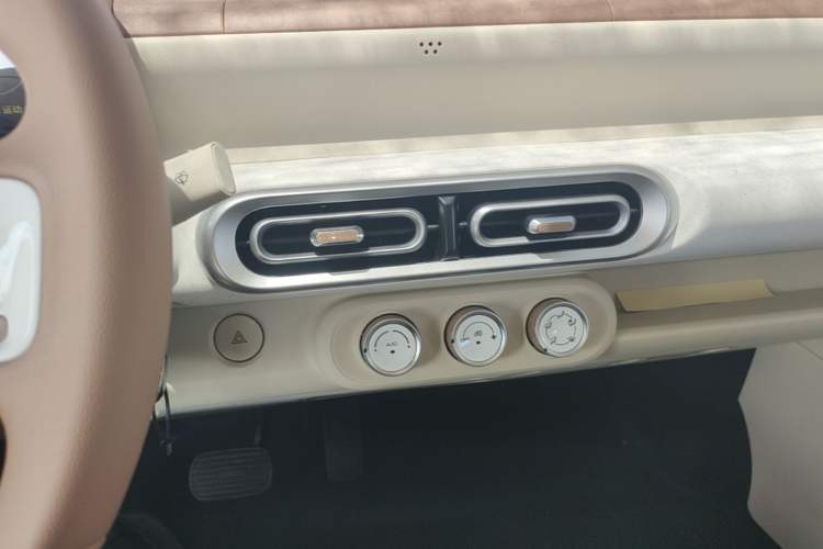 Used Wuling Hongguang MINIEV 2024 3rd Generation 215km Youth Edition Audio And AC Panel