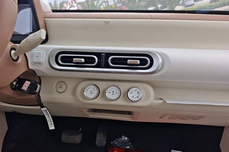 Used Wuling Hongguang MINIEV 2024 3rd Generation 215km Youth Edition Audio And AC Panel