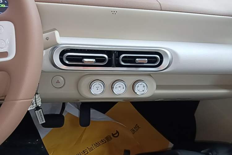 Used Wuling Hongguang MINIEV 2024 3rd Generation 215km Youth Edition Audio And AC Panel