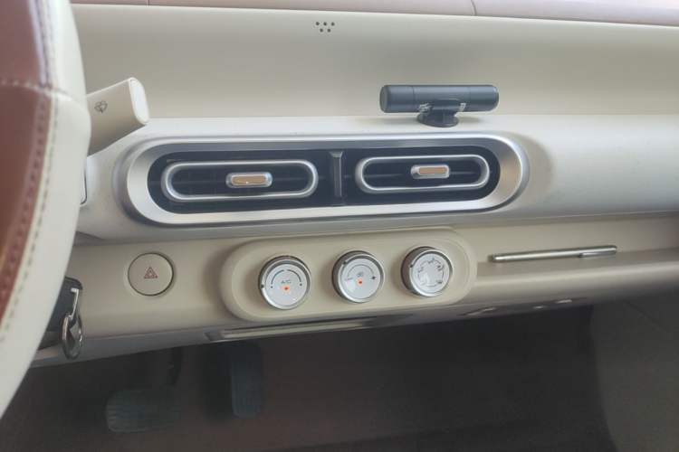 Used Wuling Hongguang MINIEV 2024 3rd Generation 215km Youth Edition Audio And AC Panel