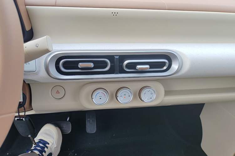 Used Wuling Hongguang MINIEV 2024 3rd Generation 215km Youth Edition Audio And AC Panel