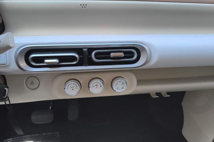 Used Wuling Hongguang MINIEV 2024 3rd Generation 215km Youth Edition Audio And AC Panel
