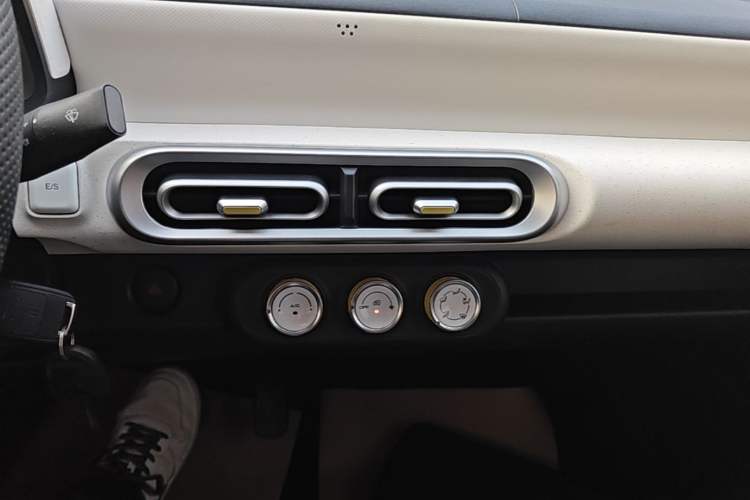 Used Wuling Hongguang MINIEV 2024 3rd Generation 215km Youth Edition Audio And AC Panel