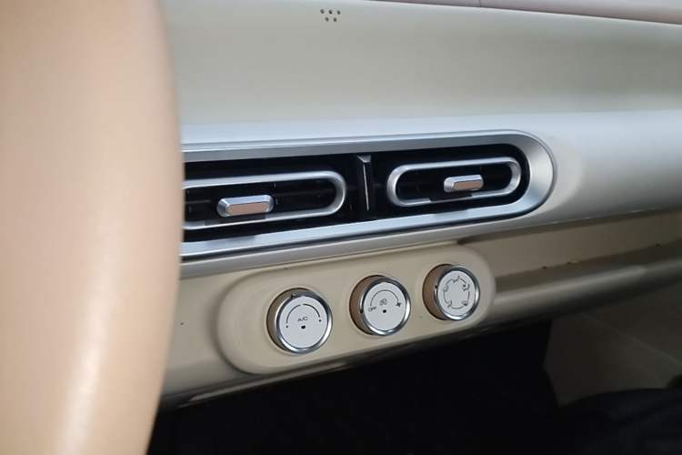 Used Wuling Hongguang MINIEV 2024 3rd Generation 215km Youth Edition Audio And AC Panel