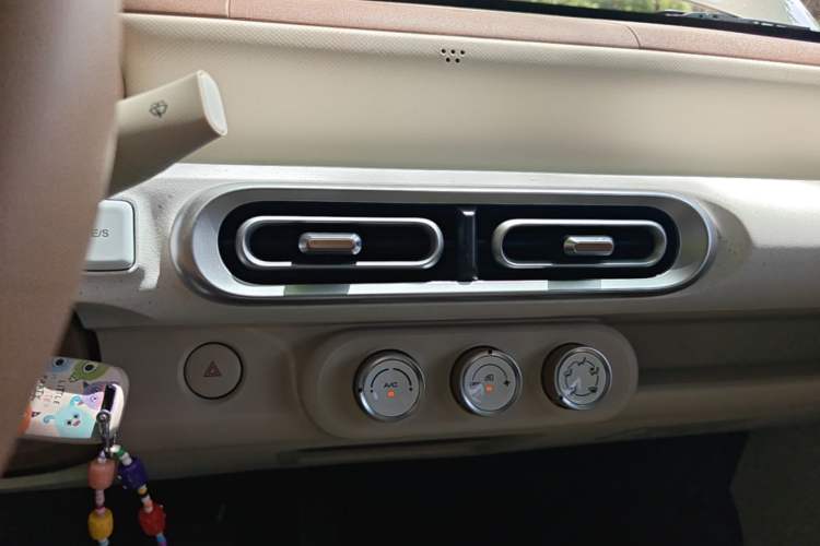 Used Wuling Hongguang MINIEV 2024 3rd Generation 215km Youth Edition Audio And AC Panel