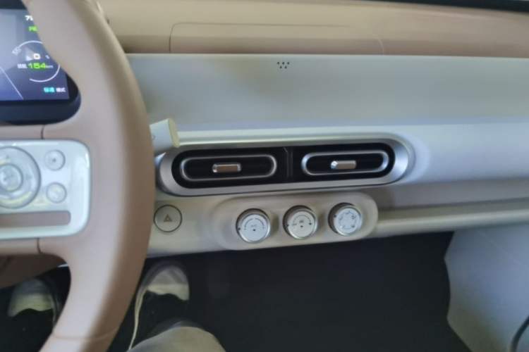 Used Wuling Hongguang MINIEV 2024 3rd Generation 215km Youth Edition Audio And AC Panel
