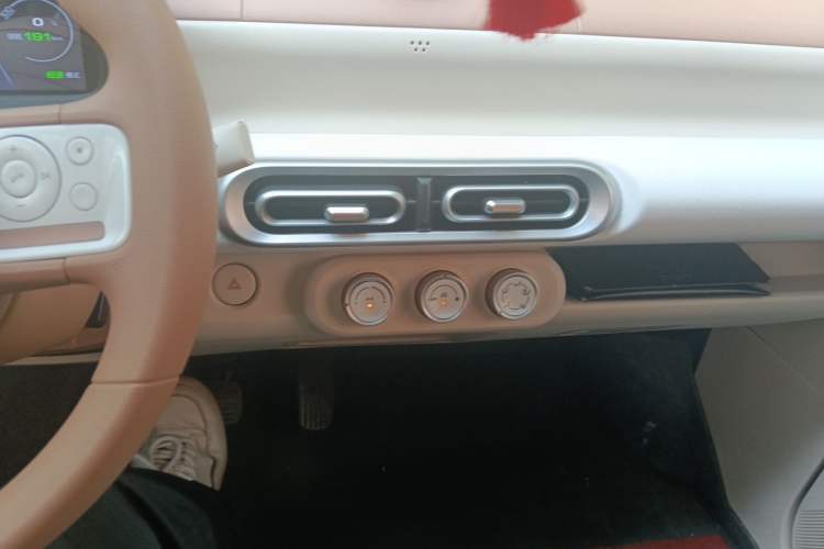 Used Wuling Hongguang MINIEV 2024 3rd Generation 215km Youth Edition Audio And AC Panel