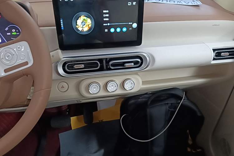 Used Wuling Hongguang MINIEV 2024 3rd Generation 215km Youth Edition Audio And AC Panel