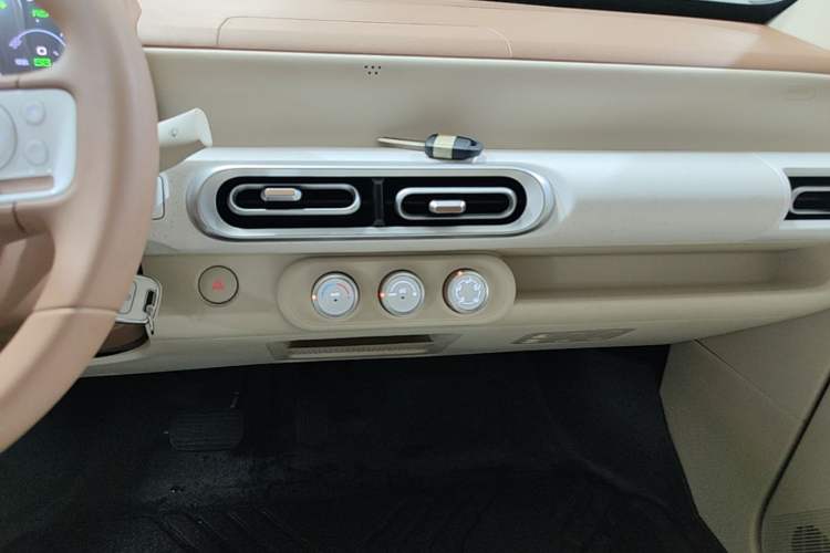 Used Wuling Hongguang MINIEV 2024 3rd Generation 215km Youth Edition Audio And AC Panel
