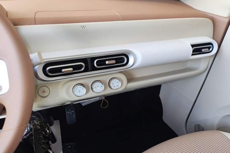 Used Wuling Hongguang MINIEV 2024 3rd Generation 215km Youth Edition Audio And AC Panel
