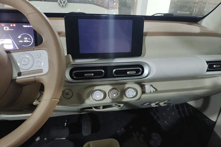 Used Wuling Hongguang MINIEV 2024 3rd Generation 215km Advanced Version Audio And AC Panel