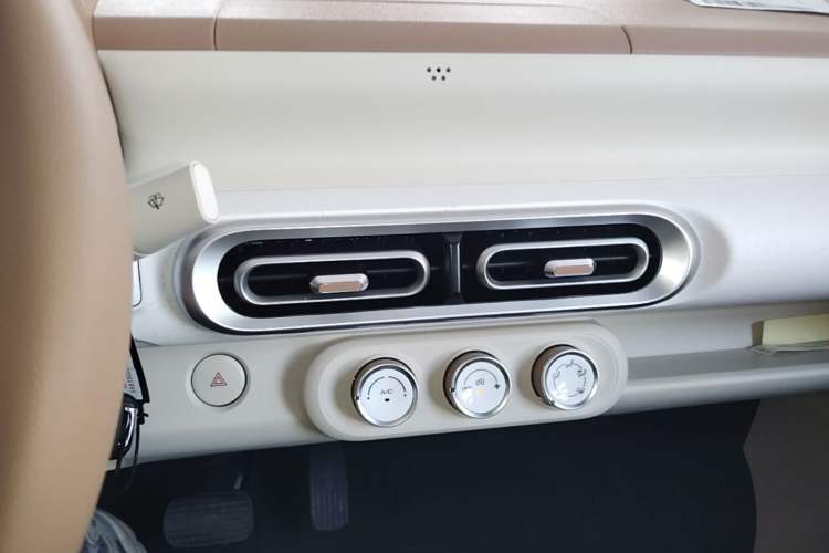 Used Wuling Hongguang MINIEV 2024 3rd Generation 215km Youth Edition Audio And AC Panel